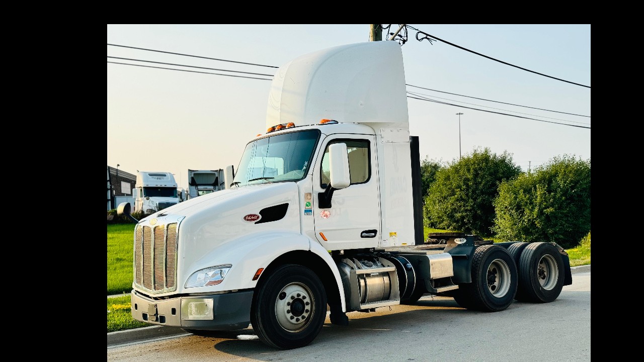 2022 Peterbilt 579 Daycab Diesel