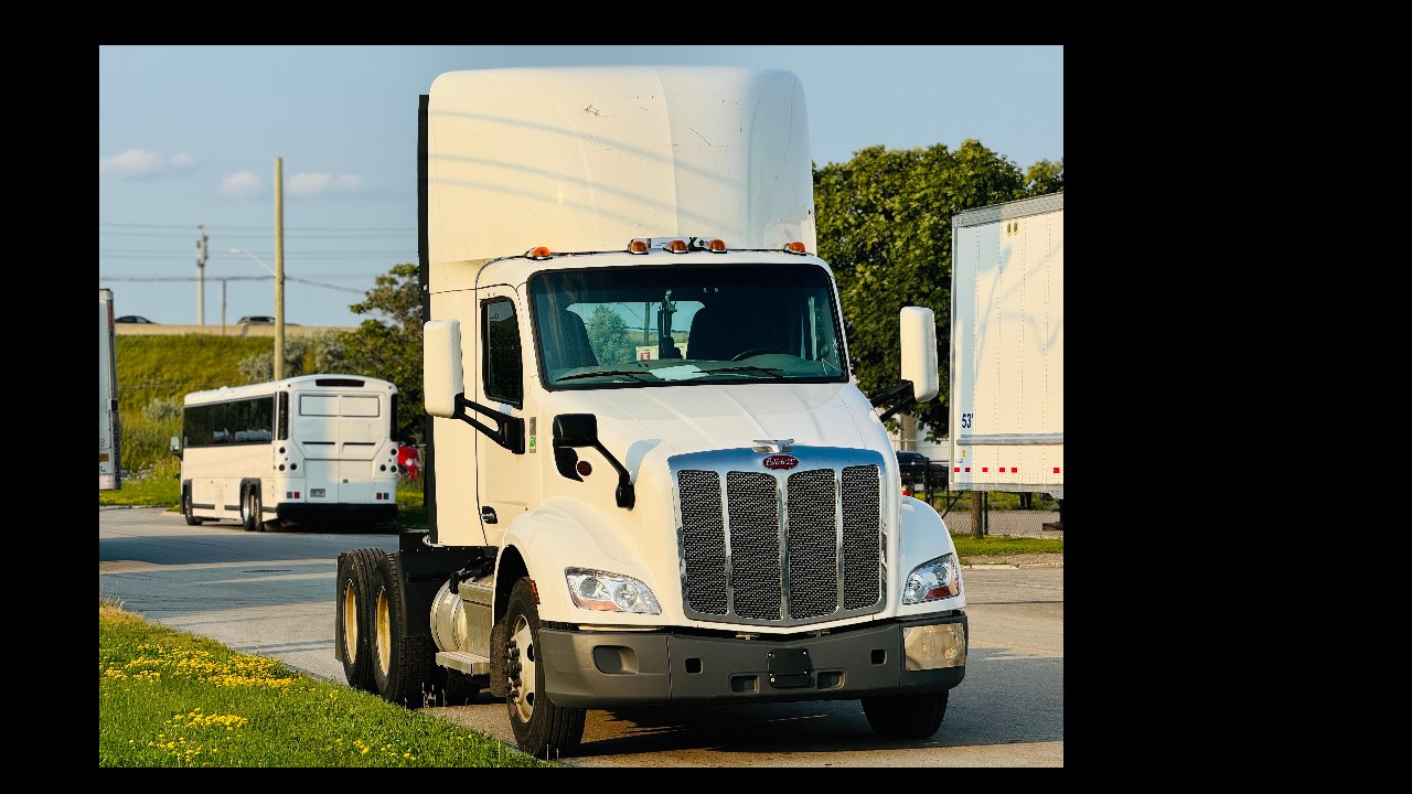 2022 Peterbilt 579 Daycab Diesel