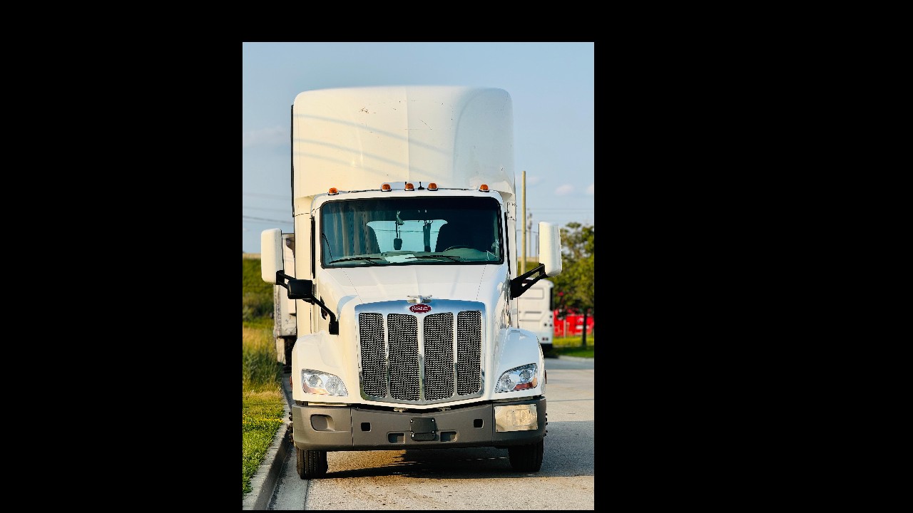 2022 Peterbilt 579 Daycab Diesel